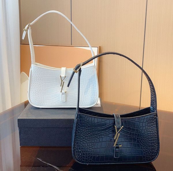 designer bag hobo bag armpit bags handbag shoulder bag underarm bag classic leather fashion bag boutique bag metal buckle
designer bag hobo bag armpit bags handbag shoulder bag underarm bag classic leather fashion bag boutique bag metal buckle