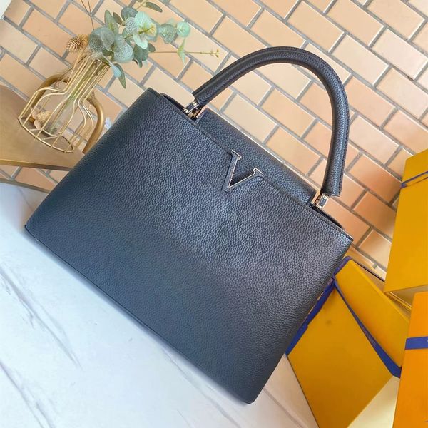 men's and women's handbags designer designs high-grade solid leather shoulder bag, thin leather shoulder strap and high-capacity t
men's and women's handbags designer designs high-grade solid leather shoulder bag, thin leather shoulder strap and high-capacity t