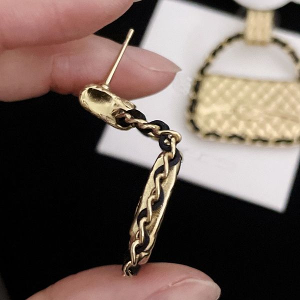 2023 luxury quality charm handbag shape drop earring with black genuine leather in 18k gold plated have box stamp ps7300b, Silver
2023 luxury quality charm handbag shape drop earring with black genuine leather in 18k gold plated have box stamp ps7300b, Silver