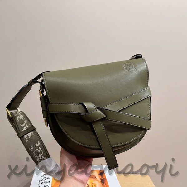 luxury shoulder bag for men and women designer underarm bag crossbody bag solid color bag large saddle bag classic logo casual fashion 22*20
luxury shoulder bag for men and women designer underarm bag crossbody bag solid color bag large saddle bag classic logo casual fashion 22*20