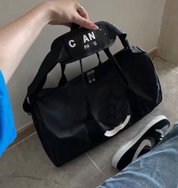 fashion duffel bags outdoor large capacity handbags travel bag classic print design 45cm for men and women handbag purse
fashion duffel bags outdoor large capacity handbags travel bag classic print design 45cm for men and women handbag purse