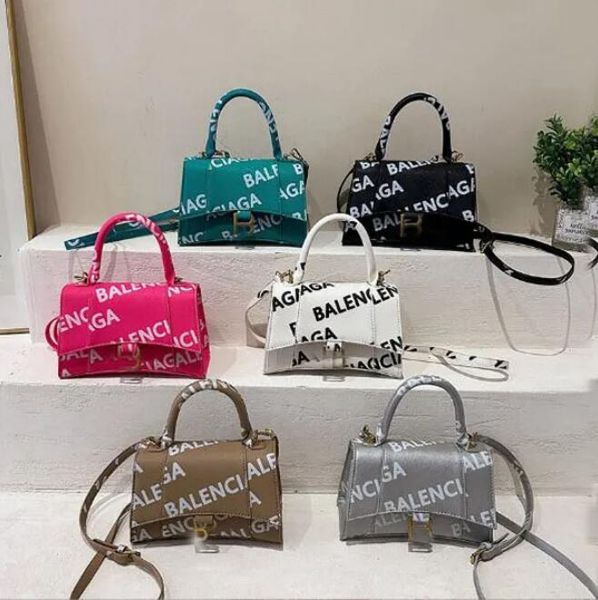 women bags 2023 new korean classic fashion versatile letter printing one shoulder bag crossbody gril handbag, Black;red
women bags 2023 new korean classic fashion versatile letter printing one shoulder bag crossbody gril handbag, Black;red