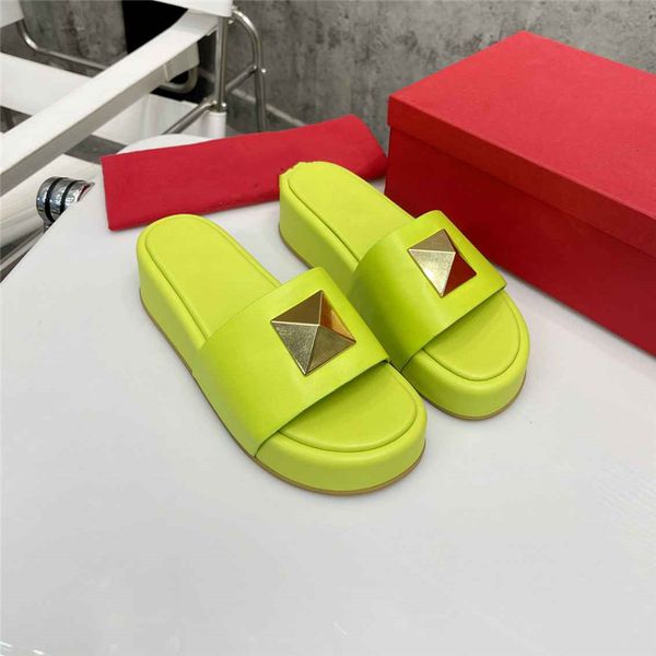 fashionable beach shoes 2023 valentinosity luxurious design retro decoration men's and women's summer leather canvas rubber flat b
fashionable beach shoes 2023 valentinosity luxurious design retro decoration men's and women's summer leather canvas rubber flat b