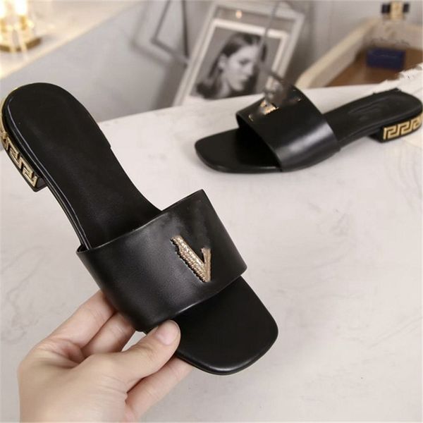 fashionable beach shoes 2023 medusa luxurious design retro decoration men's and women's summer leather canvas rubber flat bottomed
fashionable beach shoes 2023 medusa luxurious design retro decoration men's and women's summer leather canvas rubber flat bottomed