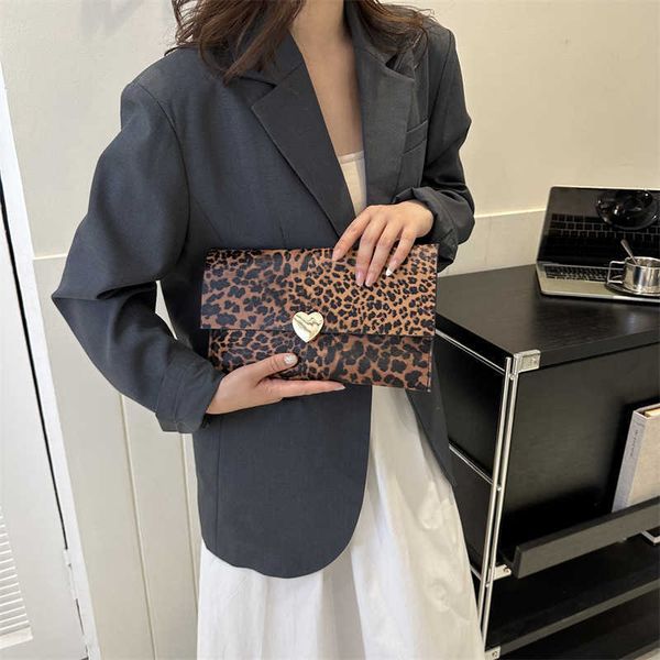 2023 summer new personalized handheld bag women's envelope women's bag handheld bag korean version personalized fashion temperamen
2023 summer new personalized handheld bag women's envelope women's bag handheld bag korean version personalized fashion temperamen