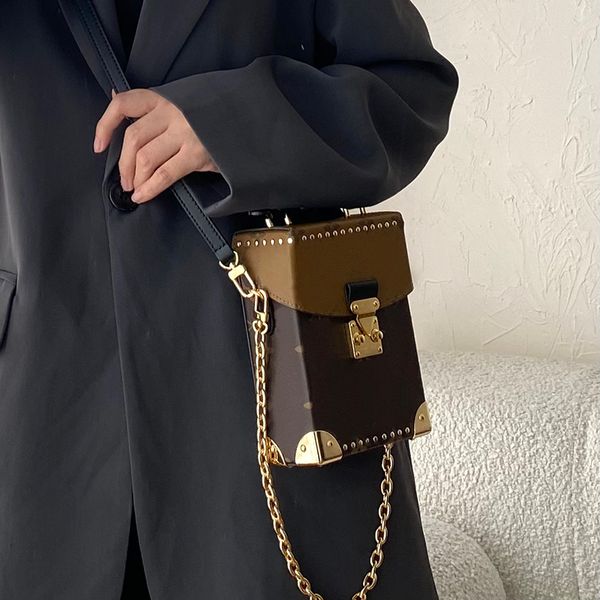 10a 17cm luxurys designer vanity toiletry pouch bags womens man tote crossbody cosmetic bag handbags clutch genuine makeup bags lv082
10a 17cm luxurys designer vanity toiletry pouch bags womens man tote crossbody cosmetic bag handbags clutch genuine makeup bags lv082