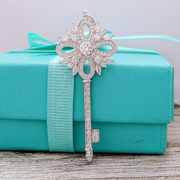 original new tiffaytiffayffay s925 sterling silver keys series snowflake key gradual embedding pendant women's 18k rose gold necklace g
original new tiffaytiffayffay s925 sterling silver keys series snowflake key gradual embedding pendant women's 18k rose gold necklace g