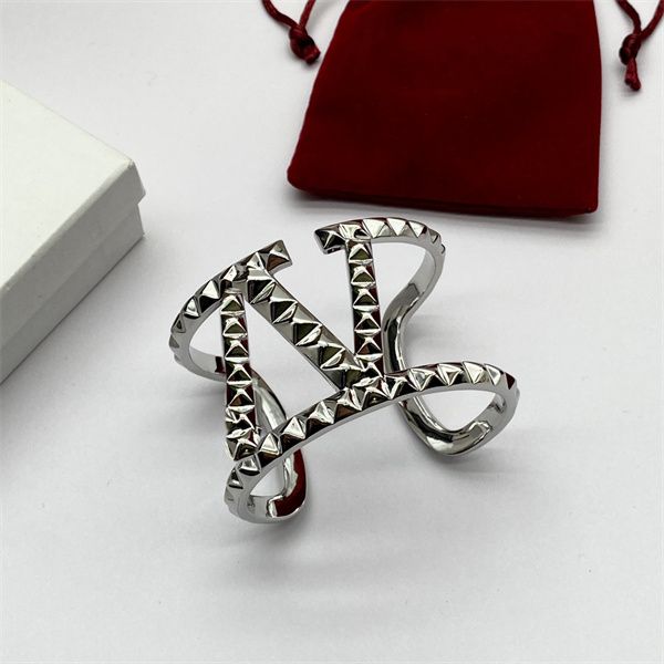 20 style woman opening bangle letter v gold metal bracelet designer luxury vlogo jewelry women charm bracelets 2213434, Black
20 style woman opening bangle letter v gold metal bracelet designer luxury vlogo jewelry women charm bracelets 2213434, Black