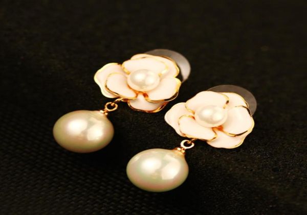 new trendy classic fashion designer camellia flower elegent pearl pendant drop stud dangle chandelier earrings for woman girls3086187, Golden;silver
new trendy classic fashion designer camellia flower elegent pearl pendant drop stud dangle chandelier earrings for woman girls3086187, Golden;silver
