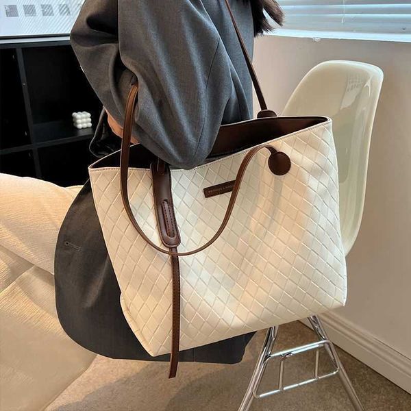 student shoulder bag feels versatile one shoulder tote commuting bag large capacity bag new fashion bag for women in autumn and winter
student shoulder bag feels versatile one shoulder tote commuting bag large capacity bag new fashion bag for women in autumn and winter