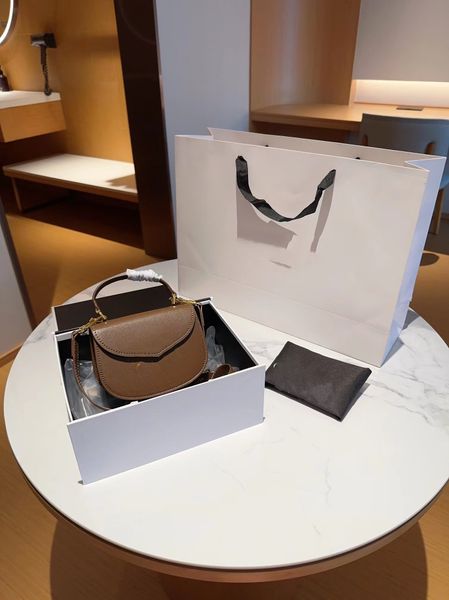 fashion designer women's high-quality design portable tote semi-circular saddle bag luxury leisure messenger bag size 15 * 6 * 12
fashion designer women's high-quality design portable tote semi-circular saddle bag luxury leisure messenger bag size 15 * 6 * 12