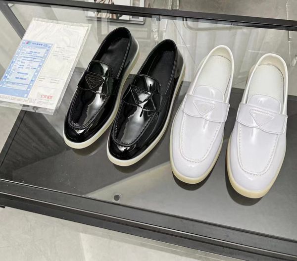 british style 2023 new leather everything lazy man slip-on loafers classic triangle metal mark paint, Black
british style 2023 new leather everything lazy man slip-on loafers classic triangle metal mark paint, Black