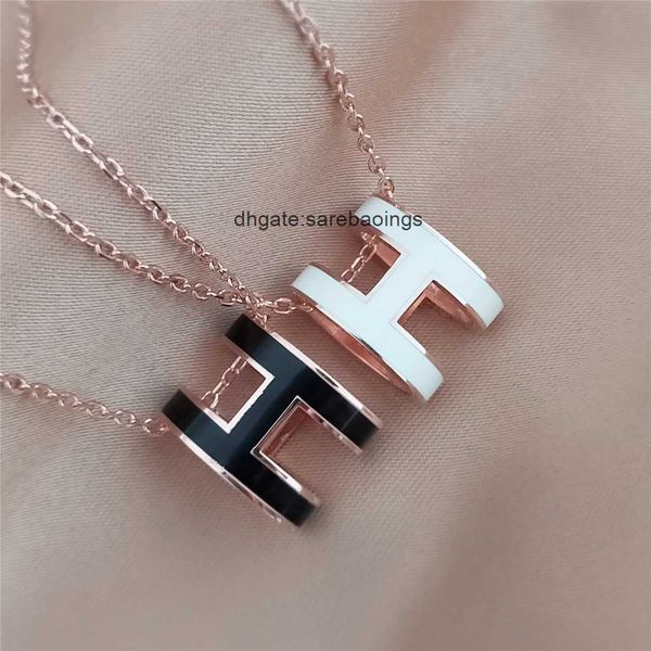 aher max designer luxury h letter necklace fashion simple black and white enamel pendant s925 silver plated versatile collar chain
aher max designer luxury h letter necklace fashion simple black and white enamel pendant s925 silver plated versatile collar chain