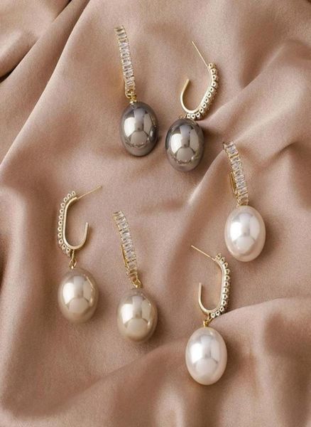 korean exquisite retro metal microinlaid zircon pearl hoop earrings simple temperament dangle female fashion jewelry huggie2222467, Golden;silver
korean exquisite retro metal microinlaid zircon pearl hoop earrings simple temperament dangle female fashion jewelry huggie2222467, Golden;silver