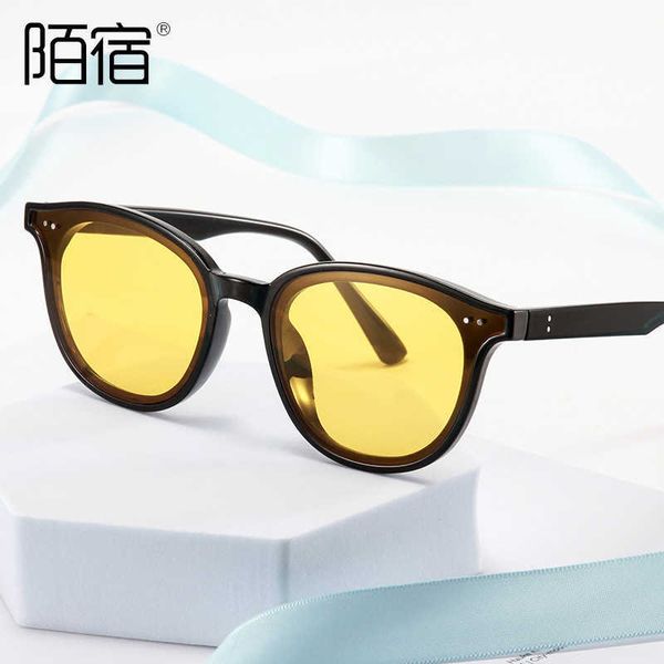tea yellow film fashion net red same sunglasses men and women 5575 street bed, White;black
tea yellow film fashion net red same sunglasses men and women 5575 street bed, White;black