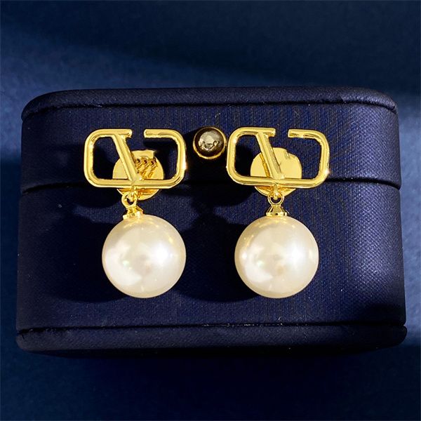 woman stud earrings letter v gold metal earing designer luxury vlogo jewelry hoop women pearl diamond 554534, Golden
woman stud earrings letter v gold metal earing designer luxury vlogo jewelry hoop women pearl diamond 554534, Golden