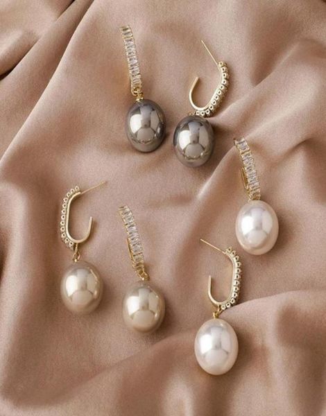 korean exquisite retro metal microinlaid zircon pearl hoop earrings simple temperament dangle female fashion jewelry huggie8513189, Golden;silver
korean exquisite retro metal microinlaid zircon pearl hoop earrings simple temperament dangle female fashion jewelry huggie8513189, Golden;silver