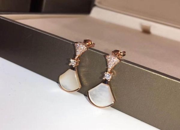 2020 new arrival white fanshaped with crystal earrings long stud with box and dast bag fashion design stud9061458, Golden;silver
2020 new arrival white fanshaped with crystal earrings long stud with box and dast bag fashion design stud9061458, Golden;silver