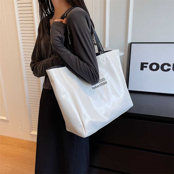 large capacity bag for women new simple and versatile shoulder bag with textured college student commuting tote bag
large capacity bag for women new simple and versatile shoulder bag with textured college student commuting tote bag