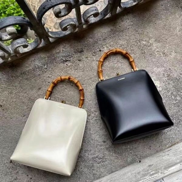 designer's high-end handbag, cowhide women's handbags, genuine leather bamboo knot bag, solid color, soft bags, 2 colors for men
designer's high-end handbag, cowhide women's handbags, genuine leather bamboo knot bag, solid color, soft bags, 2 colors for men