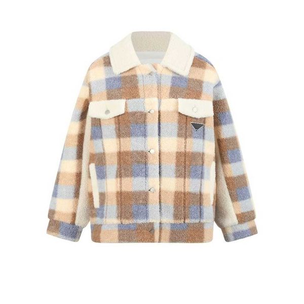autumn and winter lady lapel plaid lamb wool coat, lamb wool touch soft and comfortable, plaid pattern casual fashion sense., Black;brown
autumn and winter lady lapel plaid lamb wool coat, lamb wool touch soft and comfortable, plaid pattern casual fashion sense., Black;brown