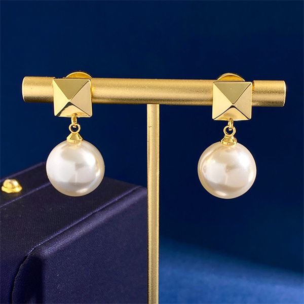 woman stud earrings letter v gold metal earing designer luxury vlogo jewelry hoop women pearl diamond 1245, Golden
woman stud earrings letter v gold metal earing designer luxury vlogo jewelry hoop women pearl diamond 1245, Golden