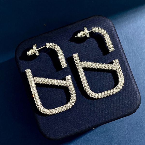 woman stud earrings letter v gold metal earing designer luxury vlogo jewelry hoop women pearl diamond 5476, Golden
woman stud earrings letter v gold metal earing designer luxury vlogo jewelry hoop women pearl diamond 5476, Golden