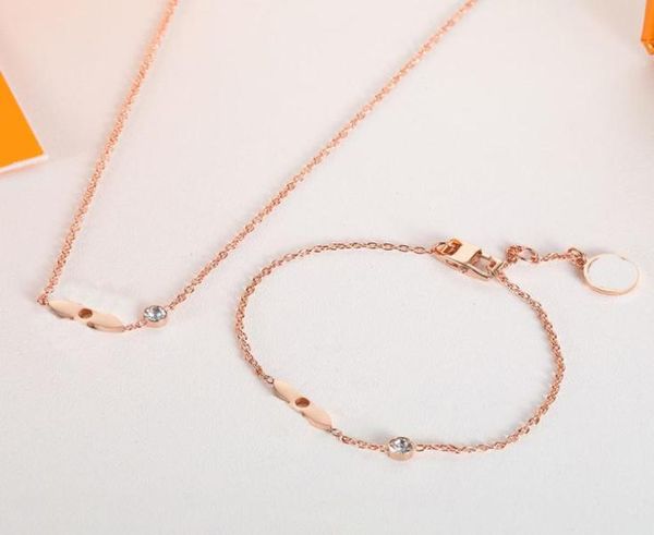 luxury pendant necklace flower bracelet fashion for man woman rose gold necklaces bangles highly quality women party wedding lover8402749, Golden;silver
luxury pendant necklace flower bracelet fashion for man woman rose gold necklaces bangles highly quality women party wedding lover8402749, Golden;silver