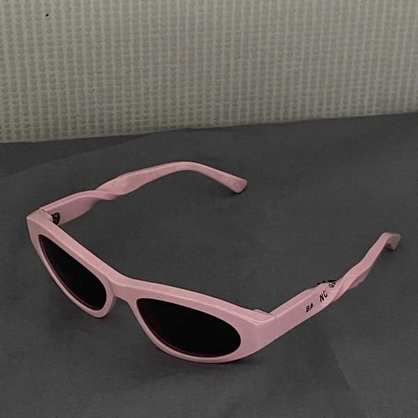 designer twisted sunglasses high version pink trendy brand glasses full set of packaging with the same board, White;black
designer twisted sunglasses high version pink trendy brand glasses full set of packaging with the same board, White;black