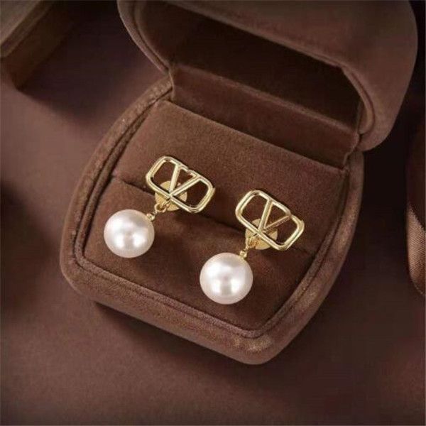 designer women stud luxury earrings gold heart shape pearl crystal gold double v letter 925s silver jewelry accessories, Golden;silver
designer women stud luxury earrings gold heart shape pearl crystal gold double v letter 925s silver jewelry accessories, Golden;silver