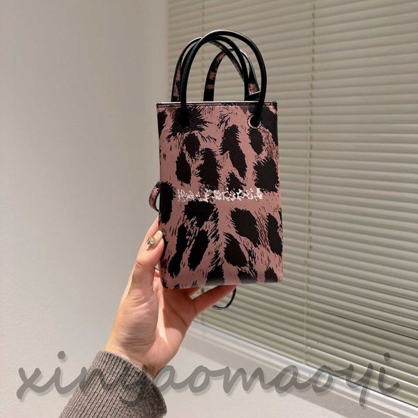 luxury designer small square bag crossbody bag shoulder bag mobile phone bag classic alphabet mini handbag designer bag v104041
luxury designer small square bag crossbody bag shoulder bag mobile phone bag classic alphabet mini handbag designer bag v104041