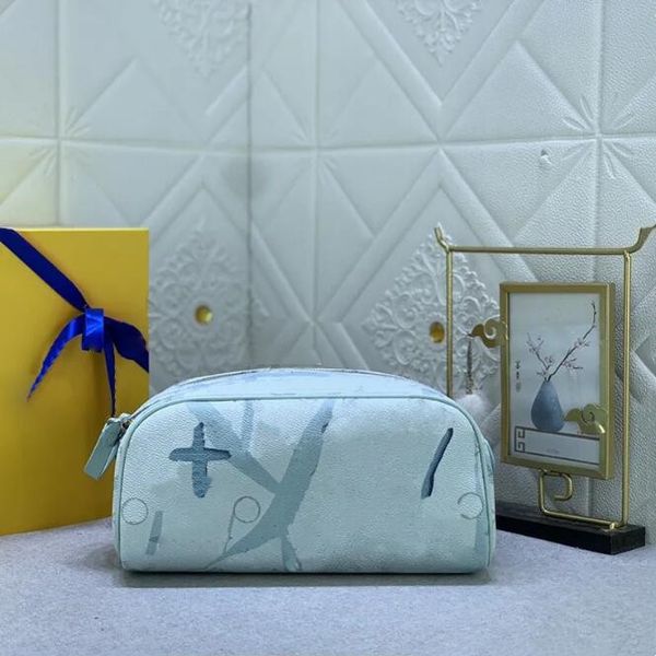 fashion designer cosmeti bag womens large capacity printed toiletry bag portable waterproof makeup bag classic leather clutch bag
fashion designer cosmeti bag womens large capacity printed toiletry bag portable waterproof makeup bag classic leather clutch bag
