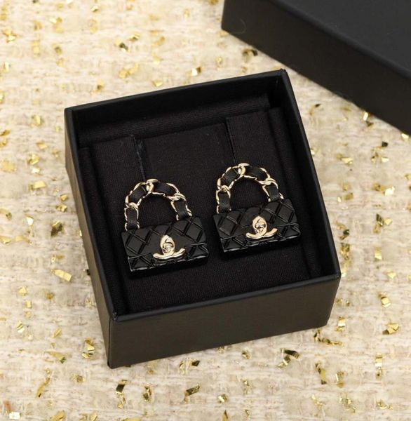 

2023 excellent quality charm drop earring with handbag shape in 18k gold plated white and black color have box stamp ps7524a4924574, Golden