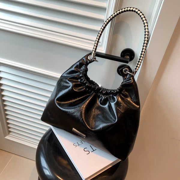 large capacity tote bag versatile chain high street commuting shoulder bag versatile portable women's bag
large capacity tote bag versatile chain high street commuting shoulder bag versatile portable women's bag