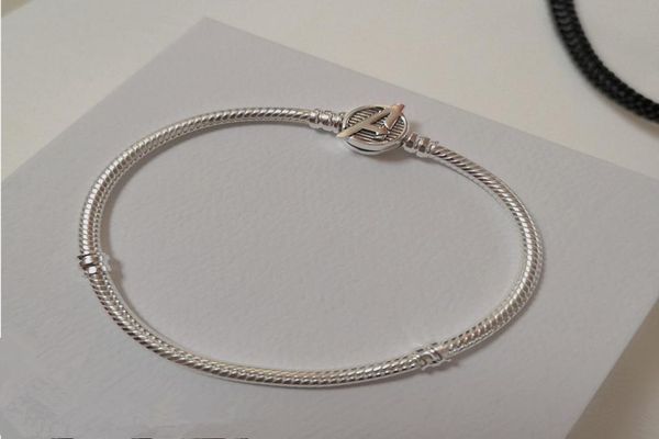 new 100% 925 sterling silver movie mave captin bracelets with logo clasp moments chain for women fit charms beads jewelry diy bracelet 59078, Golden;silver
new 100% 925 sterling silver movie mave captin bracelets with logo clasp moments chain for women fit charms beads jewelry diy bracelet 59078, Golden;silver