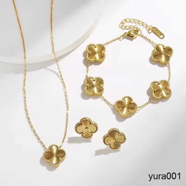 luxury design gold clover pendant necklace bracelet earring jewelry set for gift, Silver
luxury design gold clover pendant necklace bracelet earring jewelry set for gift, Silver