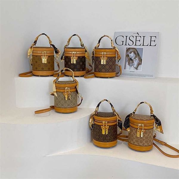 new light luxury classic foreign style grade cylinder with high appearance value retro popular commuter large capacity one shoulder crossbod
new light luxury classic foreign style grade cylinder with high appearance value retro popular commuter large capacity one shoulder crossbod