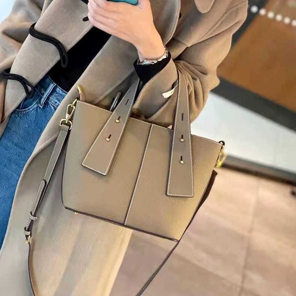 women's bag tote handheld bag women's large capacity new trendy small group one shoulder crossbody bag simple and fashionable
women's bag tote handheld bag women's large capacity new trendy small group one shoulder crossbody bag simple and fashionable