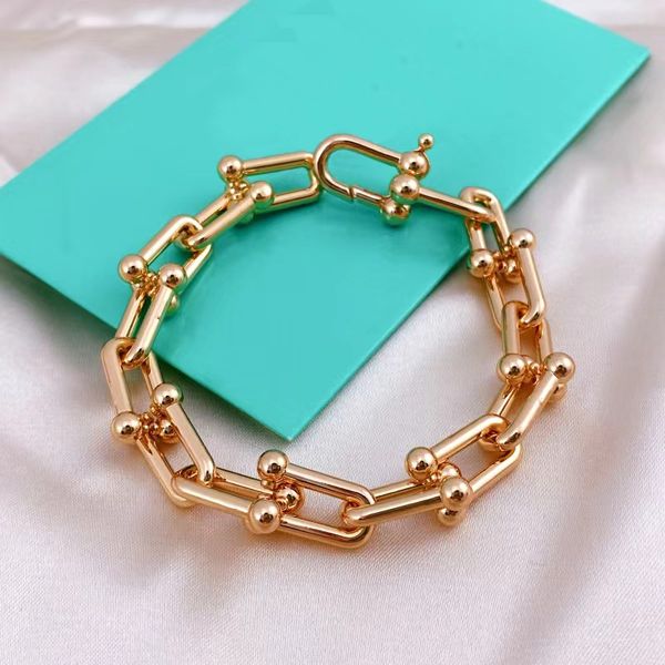 luxury ladies bracelet u interlock horseshoe chain fahion trend love bracelets versatile elegant jewelry birthday gift, Golden;silver
luxury ladies bracelet u interlock horseshoe chain fahion trend love bracelets versatile elegant jewelry birthday gift, Golden;silver
