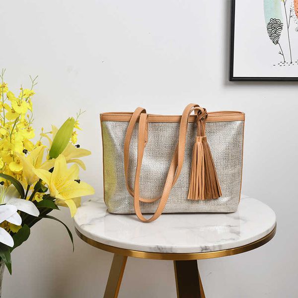 large capacity single shoulder backpack versatile commuting tote bag new trend niche college student class portable shoulder bag
large capacity single shoulder backpack versatile commuting tote bag new trend niche college student class portable shoulder bag