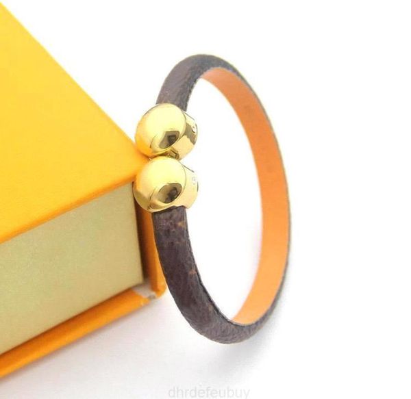 2022 new luxury jewelry women leather designer braceltes with round buckle brand highend elegant four leaf flowers pattern couple6306646, Golden;silver
2022 new luxury jewelry women leather designer braceltes with round buckle brand highend elegant four leaf flowers pattern couple6306646, Golden;silver