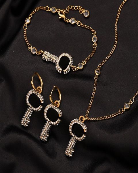 fashion designer necklace bracelet jewelry set double letter crystal embellished full of diamond key pendant ladies metal chain br2036226, Black
fashion designer necklace bracelet jewelry set double letter crystal embellished full of diamond key pendant ladies metal chain br2036226, Black