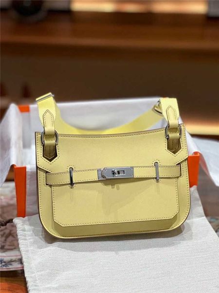 2023 new handbag luxury designer women's shoulder bag fashion versatile large capacity underarm bag simple and magnificent
2023 new handbag luxury designer women's shoulder bag fashion versatile large capacity underarm bag simple and magnificent