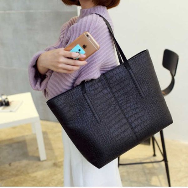new crocodile pattern edition trendy high capacity women's student one shoulder handbag versatile simple tote bag fashion bag
new crocodile pattern edition trendy high capacity women's student one shoulder handbag versatile simple tote bag fashion bag