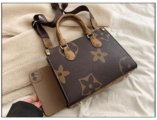 light luxury silk scarf women messenger bag classic designers fashion women bag shoulder bags lady totes handbags speedy with key lock shoul
light luxury silk scarf women messenger bag classic designers fashion women bag shoulder bags lady totes handbags speedy with key lock shoul