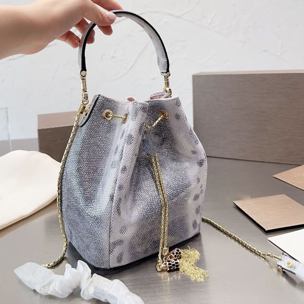 bucket bags drawstring handbags snakehead diamond clasp genuine leather crossbody bags lady totes chain shoulder strap
bucket bags drawstring handbags snakehead diamond clasp genuine leather crossbody bags lady totes chain shoulder strap