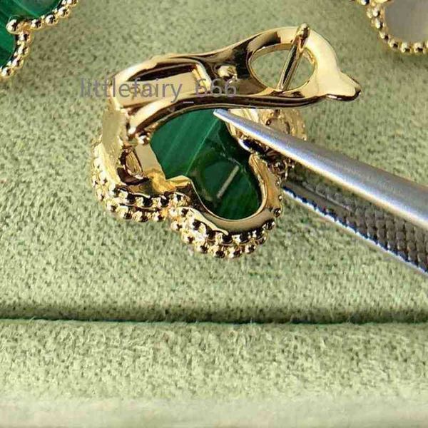 s925 sterling silver ladies earrings with mother-of-pearl inlaid. clover high-quality jewelry 2021 new style aa220315, Golden;silver
s925 sterling silver ladies earrings with mother-of-pearl inlaid. clover high-quality jewelry 2021 new style aa220315, Golden;silver