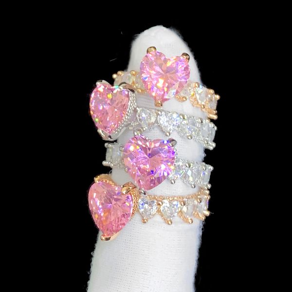 wedding rings trendy iced out bling cubic zirconia heart shape wedding ring for women pink white cz band fashion finger jewelry 230717, Slivery;golden
wedding rings trendy iced out bling cubic zirconia heart shape wedding ring for women pink white cz band fashion finger jewelry 230717, Slivery;golden