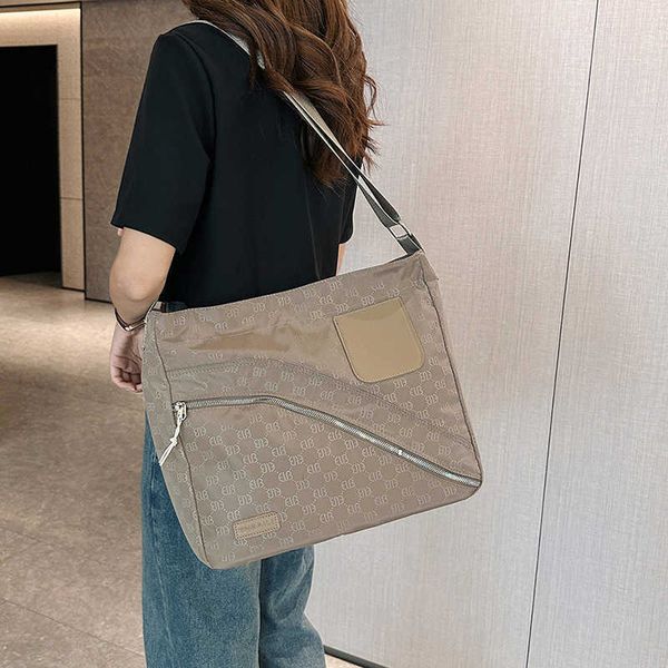 crossbody bag for women fashionable and simple large capacity tote bag wide shoulder strap bag college student class bag commuting handbag
crossbody bag for women fashionable and simple large capacity tote bag wide shoulder strap bag college student class bag commuting handbag