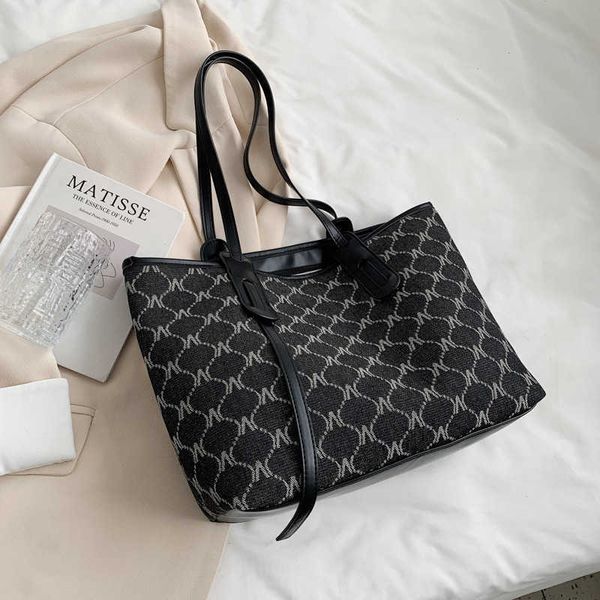 evening bags large capacity bag women's summer new fashion commuting shoulder class portable tote 230704
evening bags large capacity bag women's summer new fashion commuting shoulder class portable tote 230704